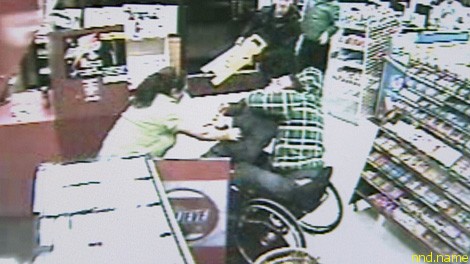 Мужчина на инвалидной коляске ограбил магазин, но не смог уйти от погони