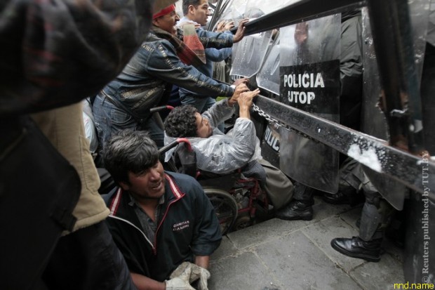 Полиция разогнала акцию протеста инвалидов в столице Боливии