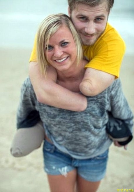 Тейлор Моррис и его любимая Даниэль Келли - Она носит любимого на руках!