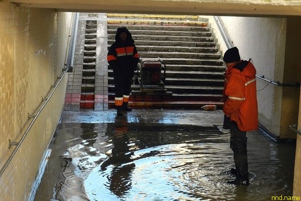 Подземный переход для инвалидов по зрению затопило водой