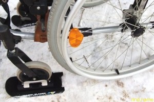 Германская компания «Отто Бокк» предоставила для тест-драйва специальные лыжи, превращающие инвалидное кресло в настоящий снегоход