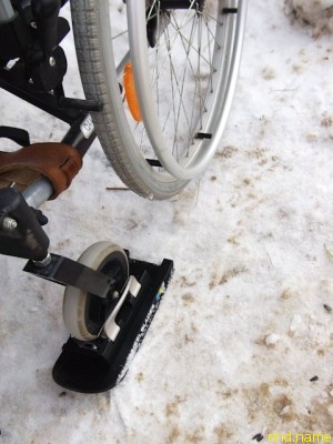 Германская компания «Отто Бокк» предоставила для тест-драйва специальные лыжи, превращающие инвалидное кресло в настоящий снегоход