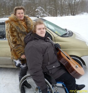 Артем Степанов – с коляской и гитарой