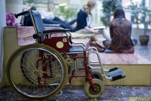 Россияне чувствуют неловкость при общении с инвалидами