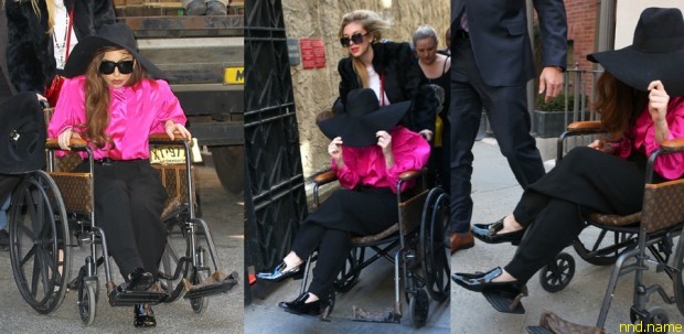 Леди Гага - в инвалидной коляске от Louis Vuitton