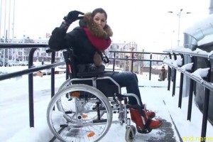 Эксперимент девушка в коляске по центру Минска