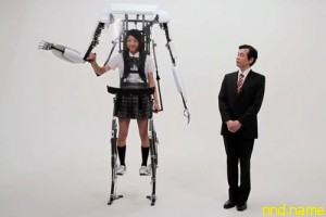 Японские школьницы рекламируют двухметровый экзоскелет