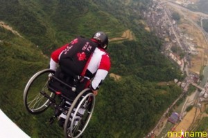 Парализованный парашютист продолжает прыгать в коляске