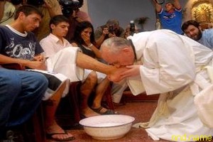 Папа Франциск в Великий четверг омыл и поцеловал ноги 12 инвалидам