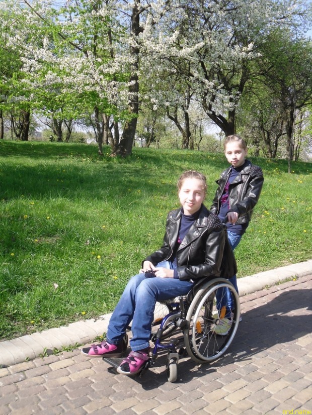 Юля и Лена Стефняк в Лошицком парке в Минска