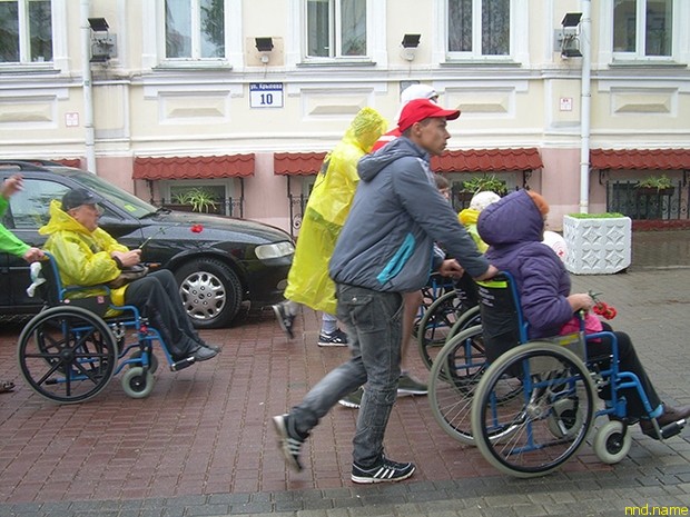 Дождь помешал проведению мини-марафона колясочников