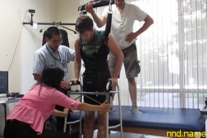 Впервые человек с параличом обеих ног начал ходить