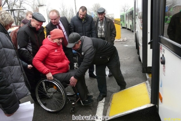 Бобруйских водителей автобусов приучают к колясочникам