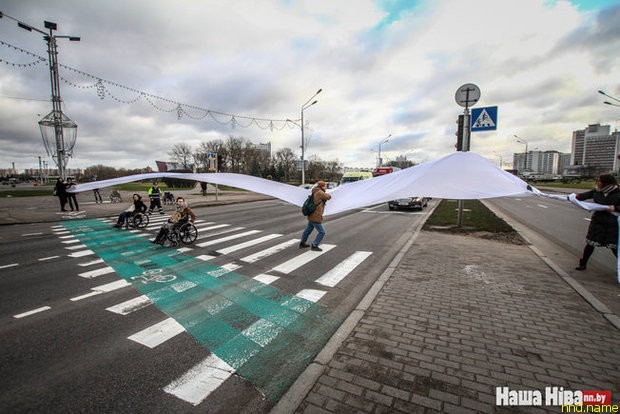колясочники на несколько минут перекрыли проспект Победителей в Минске