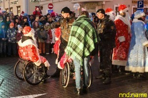 Дедов Морозов и Снегурочек в колясках не пустили на шествие