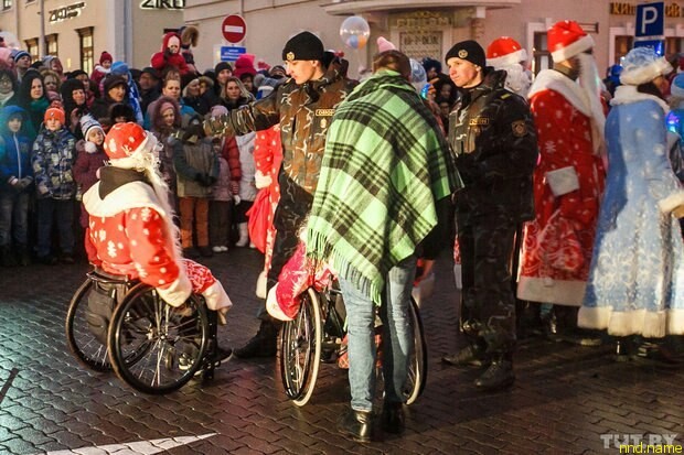 Дедов Морозов и Снегурочек в колясках не пустили на шествие