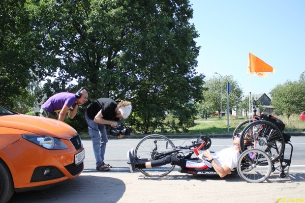Заметить Сашу было просто: велосипед был оснащен оранжевыми высокими флажками