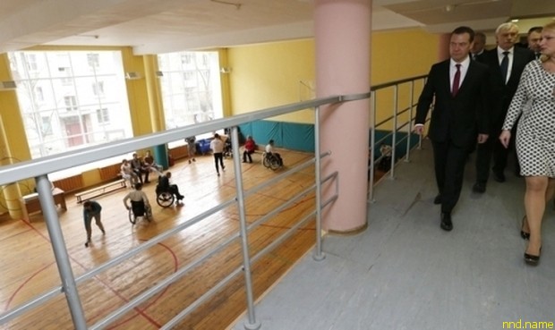 Медведев посетил "Центр социальной реабилитации инвалидов" в Пушкине
