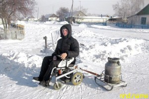 Денис Шумаков превратил электроколяску в снегоуборочную машину