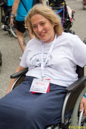 Татьяна Свешникова учится управлять инвалидным креслом