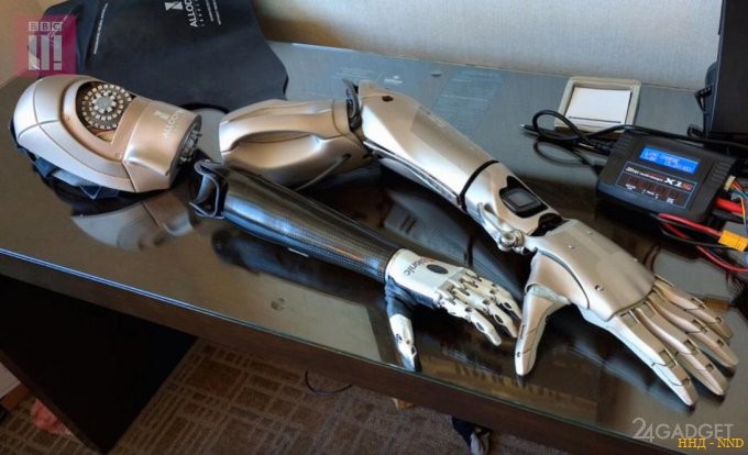 Бионический протез в стиле Metal Gear Solid