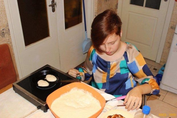 Юля готовит еду на переносной маленькой плитке