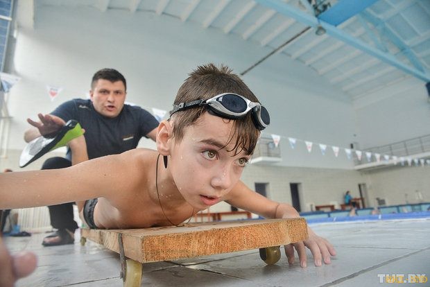 Инструктор по плаванию из Бобруйска помогает инвалидам