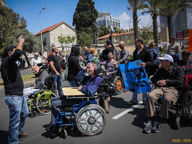 В центре Тель-Авива проходит акция протеста людей с ограниченными возможностями