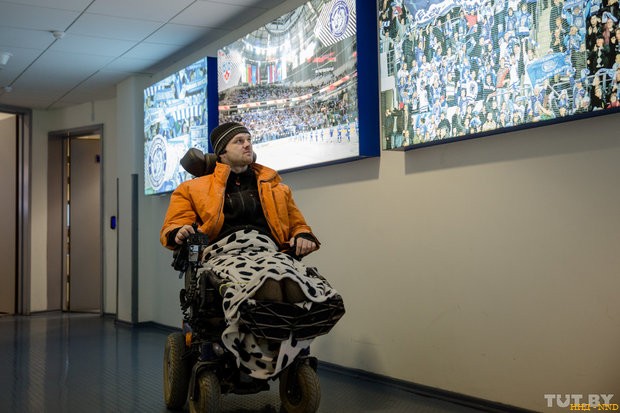 Илья Киселев парализованный болельщик попал на хоккей