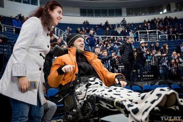 Илья Киселев парализованный болельщик попал на хоккей