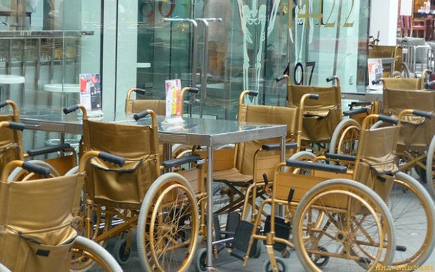 В Мурманске мамам с детьми на инвалидных колясках запретили вход в кафе
