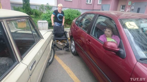 Летом с коляской к машине тоже подъехать очень тяжело, не говоря уже о том, чтобы нормально пересадить в нее дочку
