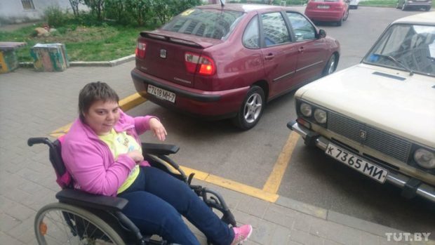 Инесса вынуждена сначала пересаживать дочь из машины в коляску, отвозить ее на тротуар, а потом уже парковать авто