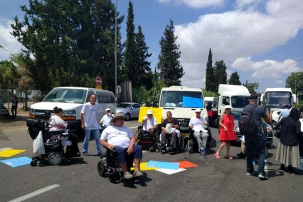 Акция протеста инвалидов, перекрывших въезд в аэропорт Бен-Гурион