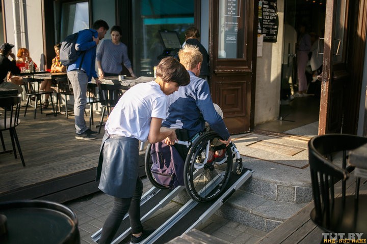 Попадет ли в модные бары Минска колясочник