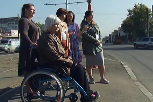Инвалиды проверили пешеходные переходы на Красноярском рабочем