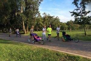 Вместе — десятки километров. Как любители бега поддерживают детей с инвалидностью