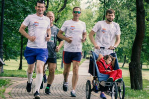 Вместе — десятки километров. Как любители бега поддерживают детей с инвалидностью