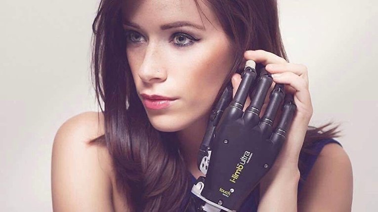 Rebekah Marine - Модель с бионическим протезом руки