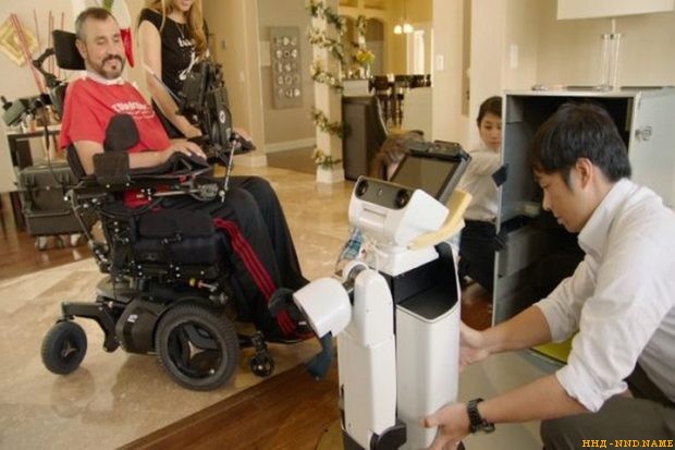 Робот от Toyota начал помогать инвалиду по дому