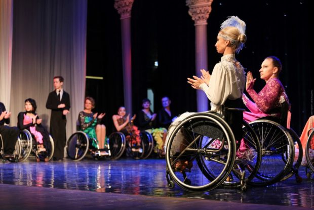 Танцоры на колясках собирают деньги на лечение остеомиелита