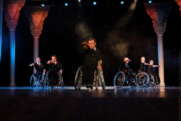 Танцоры на колясках собирают деньги на лечение остеомиелита