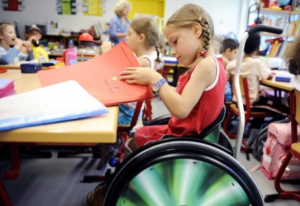 В Петербурге первоклаcсника на инвалидной коляске не пустили в школу