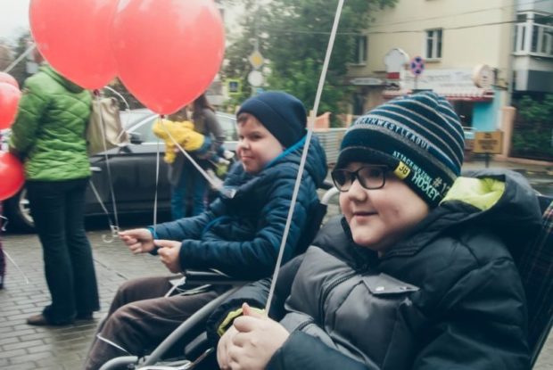 Они нуждаются в помощи»: в Екатеринбурге дети с заболеванием Дюшенна устроили флешмоб