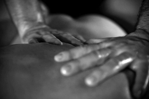 Девушке отказали в салонах эротического массажа из-за боязни навредить