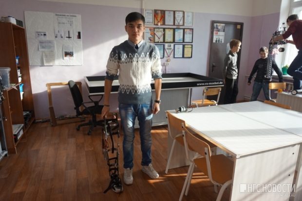 Солибой Эргашев собрал искусственные ноги для колясочника