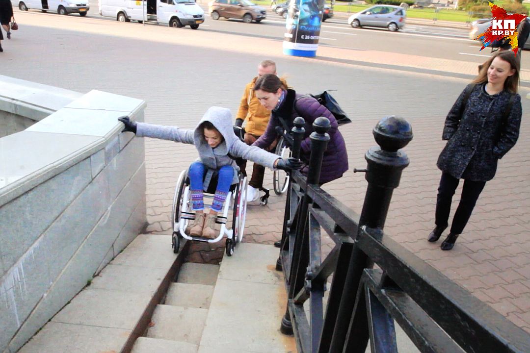 Как спускать коляску с ребенком. Коляска на эскалаторе. Пандус для колясок в метро. Коляска в метро. Колясочный спуск в метро.