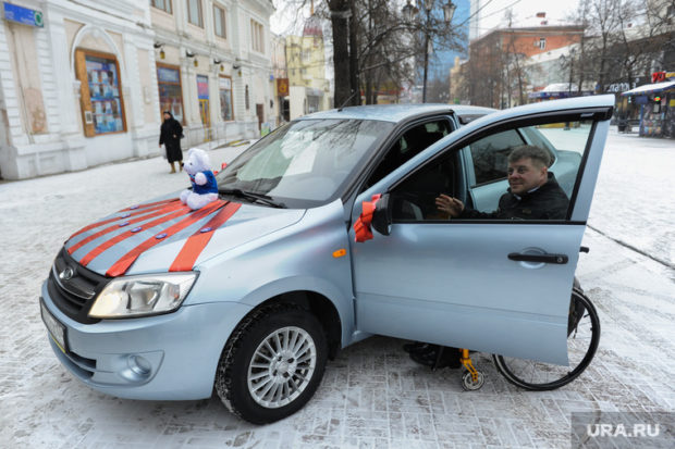 Подаренная инвалиду-колясочнику Андрею Белобородову (на фото) машина стала поводом для голодовки