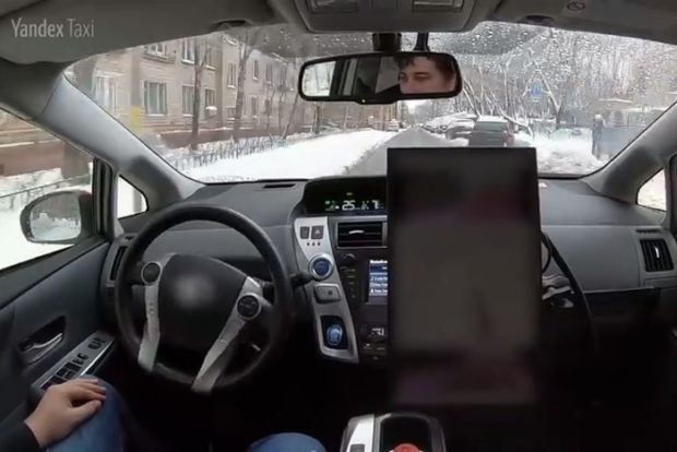 Беспилотный автомобиль Яндекс.Такси в зимней Москве