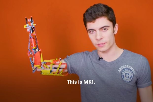 Роботизированный протез руки из Lego